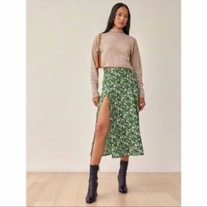 ZOE REFORMATION SKIRT WITH SLIT. GREEN FLORAL. ONLY WORN ONCE!